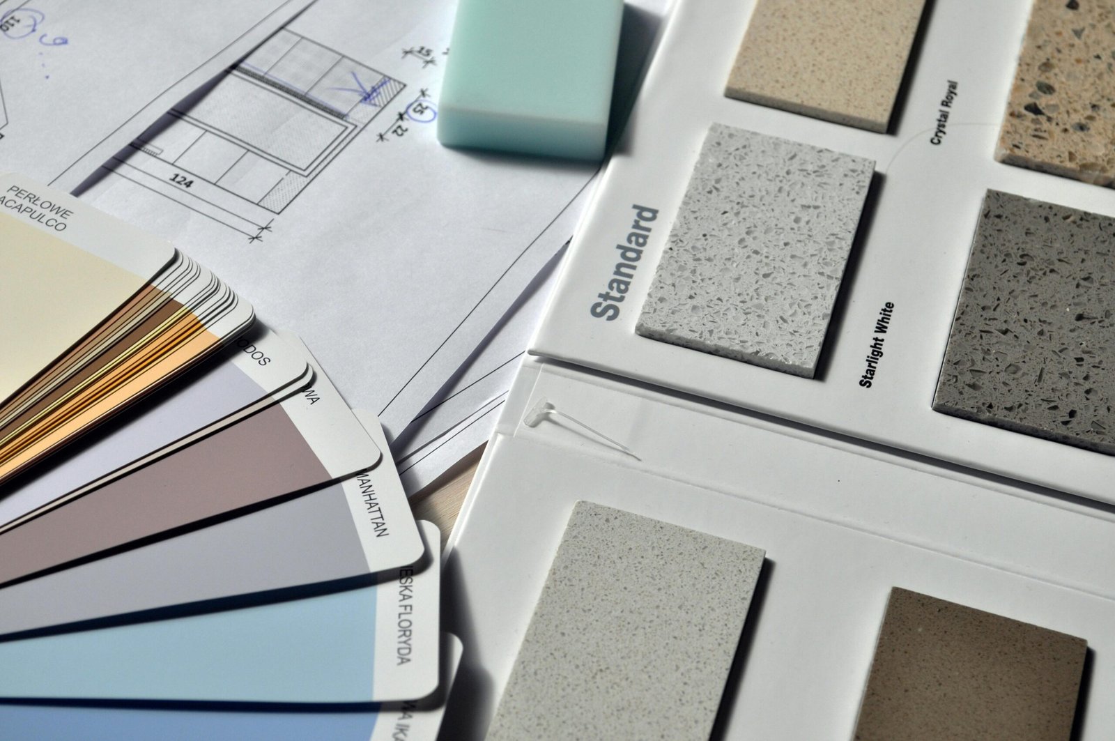 Paleta de colores sobre plano de vivienda